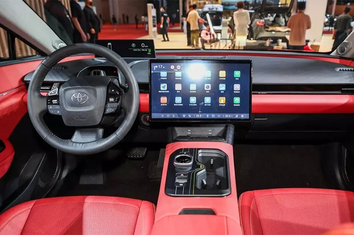 Nội thất được thiết kế theo triết lý tối giản, hiện đại, nổi bật với màn hình trung tâm nổi 15,6 inch và bảng đồng hồ kỹ thuật số LCD. Xe trang bị cửa sổ trời toàn cảnh rộng 1,44 m², hệ thống đèn LED nội thất 256 màu...