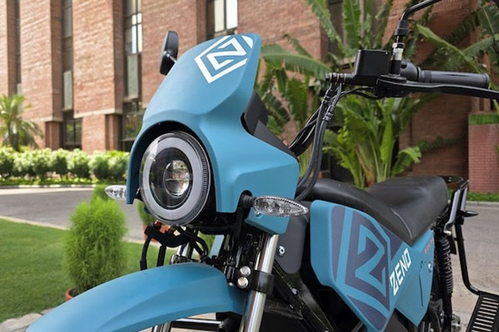 Mẫu xe đầu tiên mà Zeno giới thiệu chính là Zeno Emara, một chiếc xe máy điện thể thao dạng naked-bike, với thiết kế có phần lai với dòng xe địa hình. Chiếc xe chú trọng vào sự đơn giản, thực dụng nhưng vẫn tích hợp các công nghệ hiện đại, phù hợp với nhu cầu sử dụng hàng ngày.