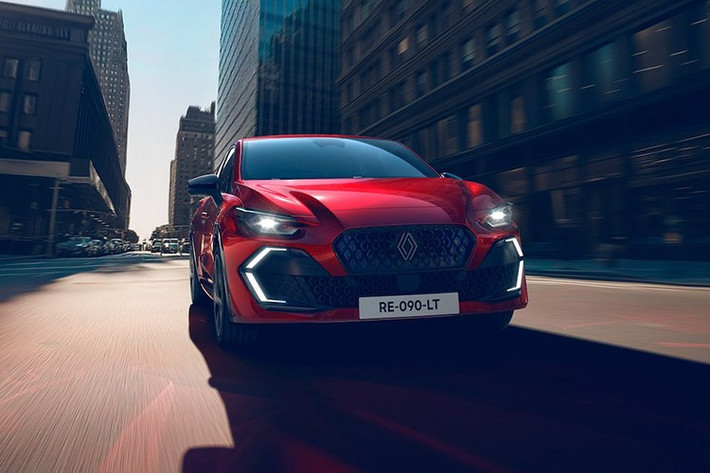 Động cơ kết hợp với hộp số sàn 6 cấp hoặc hộp số ly hợp kép EDC, cùng với động cơ xăng-LPG nhiên liệu kép (cũng dung tích 1.2 lít và 3 xi-lanh) cho công suất 120 mã lực và mô-men xoắn 200Nm, chỉ có EDC. Cả hai phiên bản không hybrid đều có cùng thời gian tăng tốc từ 0-100km/h là 10,1 giây. Đây là thế hệ Clio đầu tiên không được trang bị động cơ diesel.