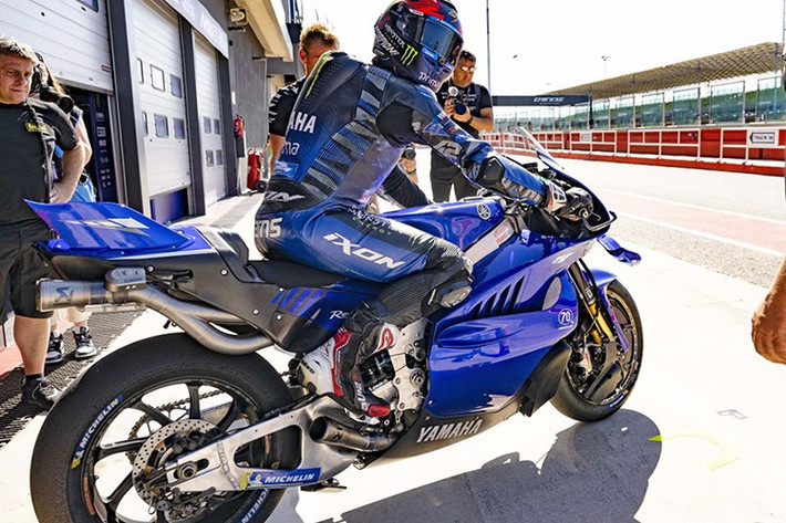 Chiếc Yamaha YZR-M1 trang bị động cơ V4 tham gia thi đấu tại San Marino GP với suất đua "wild-card" do tay đua Augusto Fernández cầm lái. Sau 27 vòng đua tại Misano World Circuit Marco Simoncelli, chiếc xe về thứ 14 và đạt 2 điểm.