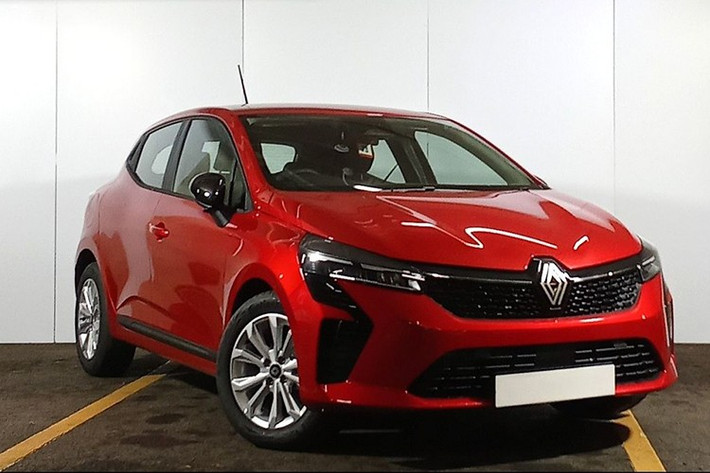 Với vẻ ngoài hầm hố, đầu xe Clio nổi bật với cụm đèn pha góc cạnh, lưới tản nhiệt hình lục giác, trong khi cản trước thấp hơn có đèn chạy ban ngày "hình dấu ngoặc đơn" bao quanh các tấm ốp màu đen và hốc hút gió thấp. Tất cả các hốc hút gió đều được trang bị lưới hình kim cương nhỏ, gợi nhớ đến logo Renault.