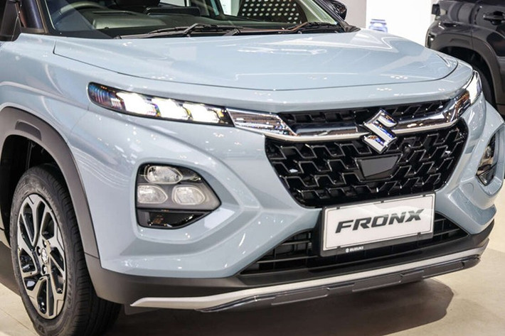 Điểm nhấn của Suzuki Fronx chính là thiết kế SUV lai Coupe phong cách hơn các đối thủ cùng phân khúc. Bên cạnh đó, xe còn có hàng loạt chi tiết ngoại thất đáng chú ý như hệ thống đèn nhiều tầng phía trước với dải đèn LED định vị ban ngày kiêm đèn báo rẽ nằm bên trên...