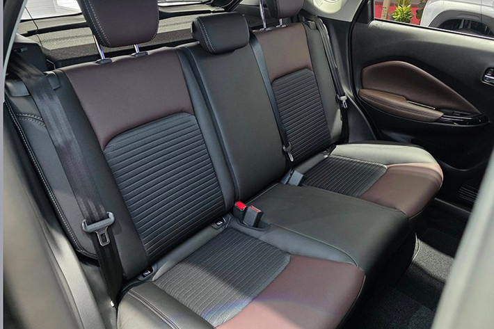 Nằm bên dưới nắp ca-pô của Suzuki Fronx là 2 tùy chọn động cơ. Đầu tiên là động cơ xăng 4 xi-lanh, dung tích 1.5L với mã K15B, cho công suất tối đa 105 mã lực và mô-men xoắn cực đại 138 Nm. Sức mạnh được truyền tới bánh trước thông qua hộp số sàn 5 cấp hoặc hộp số tự động 4 cấp.