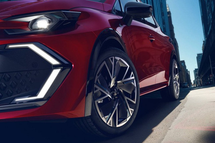 Xe được trang bị pin 1,4 kWh lớn hơn, hộp số tự động hybrid 4 cấp và 2 mô tơ điện (một động cơ kéo và một máy phát điện khởi động) giúp xe tăng tốc từ 0-100km/h trong 8,3 giây và mức tiêu thụ nhiên liệu thấp tới 3,9 lít trên 100km. Các hệ động lực còn lại bao gồm động cơ 1.2 lít tăng áp 3 xi-lanh thẳng hàng, công suất 115 mã lực và mô-men xoắn 190Nm.