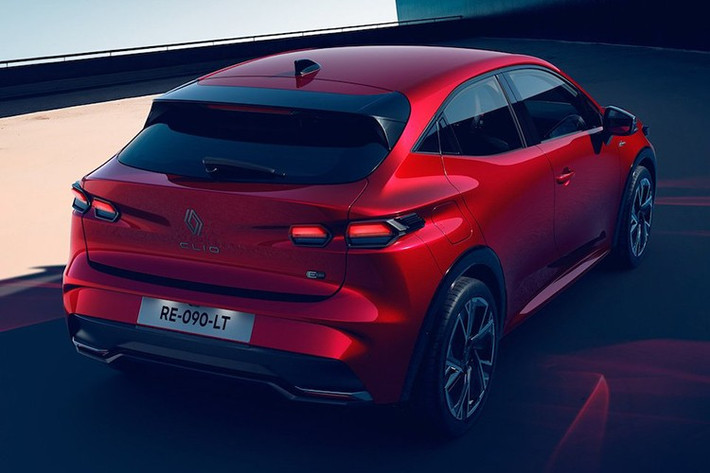 Về hệ truyền động, tùy chọn hàng đầu của Clio là hệ thống hybrid hoàn toàn mới E-Tech, sản sinh công suất 160 mã lực và mô-men xoắn 205Nm. Được công bố vào tháng 5 năm nay, hệ thống này đến từ Horse Powertrain , một liên doanh giữa Geely và Renault, và được phát triển dựa trên động cơ xăng 4 xi-lanh thẳng hàng hút khí tự nhiên 1,8 lít chạy theo chu trình Atkinson.