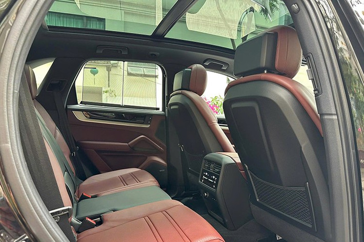 Các chức năng mà người lái thường xuyên sử dụng được bố trí dễ tiếp cận ở trên hoặc ngay cạnh vô lăng. Cụ thể, cần gạt phía bên trái sau vô lăng hiện có thêm chức năng vận hành các hệ thống hỗ trợ người lái, cần chuyển số trên mẫu Cayenne mới hiện được tích hợp trên bảng điều khiển.