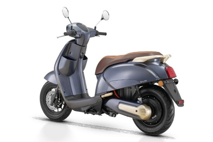 Các tính năng tiện ích khác bao gồm hệ thống chìa khóa chống trộm, hai hộc chứa đồ phía trước, cốp rộng rãi dưới yên xe và cổng sạc USB thuận tiện cho người dùng. Xe cũng được trang bị hệ thống chẩn đoán lỗi ERR, hỗ trợ người lái nhanh chóng phát hiện và khắc phục các vấn đề kỹ thuật.