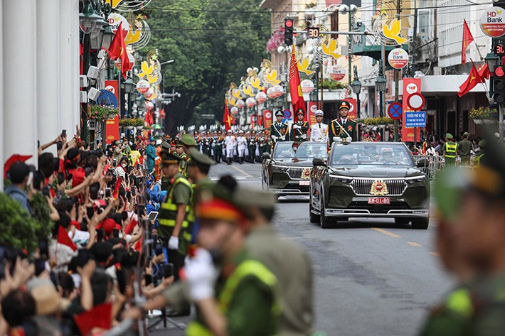 Về xe VF9 mui trần làm xe tiêu binh, kết cấu của xe theo phía nhà sản xuất VInfast họ đã được cắt bỏ toàn bộ trụ B, C, D và cắt rời phần liên kết giữa mui xe với trụ A. Các chi tiết sau đó được hoàn thiện bề mặt, đảm bảo ráp nối chính xác và tăng tính thẩm mỹ.