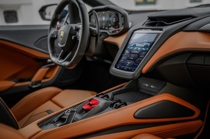 Đồ họa trên màn hình xe được thay đổi theo từng chế độ lái. Ghế thể thao chỉnh điện 18 hướng, tích hợp sưởi và làm mát là tiêu chuẩn. Khách hàng có thể tùy chọn ghế đua với khung bằng sợi carbon cho cảm giác ôm người khi di chuyển ở tốc độ cao, cùng với hệ thống âm thanh Sonus Faber.