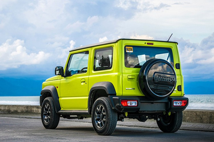 Điểm nâng cấp đáng chú ý nhất nằm ở việc Jimny ba cửa cuối cùng cũng đã bắt kịp bản năm cửa về mặt trang bị an toàn. Hệ thống phanh khẩn cấp tự động Dual Sensor Brake Support II được bổ sung, đi kèm với các tính năng hiện đại như cảnh báo lệch làn, đèn pha tự động, nhận diện biển báo giao thông và các biện pháp bảo mật mạng để đáp ứng các tiêu chuẩn ngày càng nghiêm ngặt.