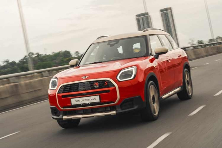 MINI Countryman S Fiery Stallion Edition chỉ được sản xuất giới hạn 18 chiếc. Giá bán cho mẫu xe này tại thị trường Malaysia được công bố là 260.888 Ringgit (tương đương 1,73 tỷ đồng).