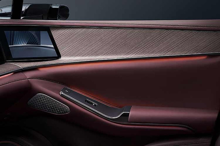 Cần số kim loại của xe được đặt trên cột lái và vô lăng ba chấu thiết kế mới tích hợp nút bấm đa chức năng. Hệ thống cửa gió điều hòa được thiết kế lại, bổ sung chi tiết mạ chrome tăng độ tinh tế cho không gian nội thất.