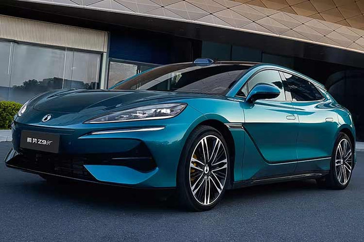 Theo nguồn tin từ chính hãng, mẫu xe Denza Z9 GT phiên bản mới dự kiến bắt đầu mở bán trước trong tháng 3/2026 tới. Ở lần nâng cấp này, xe được bổ sung màu sơn Xanh Fjord mới, điều chỉnh vị trí cảm biến LiDAR cùng một số tinh chỉnh về thiết kế và trang bị.