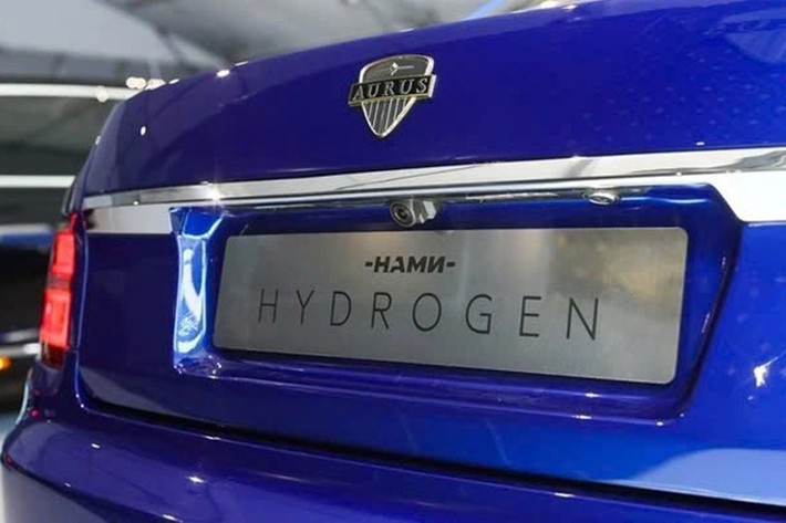 Theo đại diện NAMI, việc ra mắt Aurus Hydrogen là để trình diễn tiềm năng công nghệ năng lượng sạch của Nga, chứ chưa hướng đến sản xuất thương mại ngay lập tức. Viện nghiên cứu này khẳng định, nền tảng kỹ thuật trên xe có thể được mở rộng cho nhiều dòng xe trong tương lai, bao gồm SUV và limousine. Một trong những thách thức lớn hiện nay là hạ tầng trạm nạp hydro, vốn chưa được phát triển rộng rãi tại Nga.