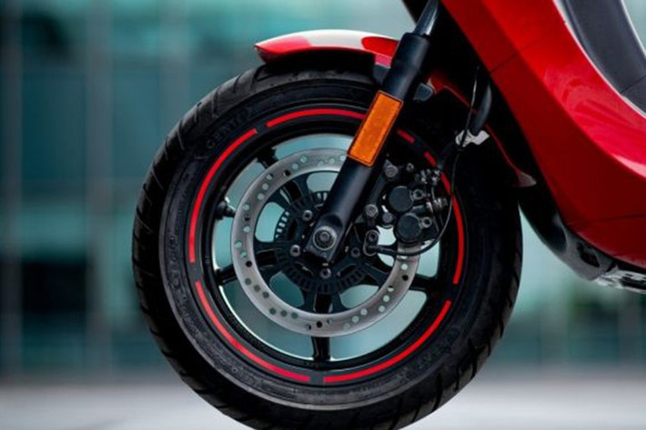 Xe máy điện Ola S1 Pro Sport được trang bị bộ mâm hợp kim 14 inch đi kèm lốp bản rộng giúp tăng độ bám, đồng thời nâng cao sự ổn định khi chạy tốc độ cao.