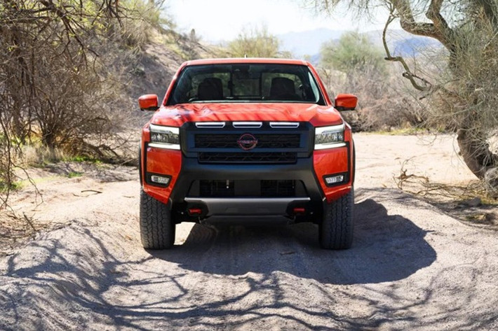 Khách hàng mua bản SV cũng có thể chọn gói Dark Armor với lưới tản nhiệt tối màu, ốp gương và logo màu đen. La-zăng hợp kim 17 inch đen, trần xe tối màu và các chi tiết trang trí nội thất đen càng nhấn mạnh phong cách thể thao.