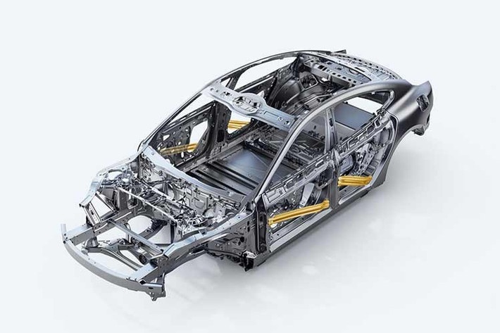 Những thay đổi khác bao gồm việc tăng chiều rộng lốp sau lên 265mm từ 245mm, trong khi lốp trước vẫn giữ nguyên 245mm. Ở bên ngoài, heo phanh trước cố định bốn piston là trang bị tiêu chuẩn cho SU7, và bạn có thể nhận thấy thiết kế lưới tản nhiệt phía trước được tối ưu hóa trên một ngoại thất quen thuộc.