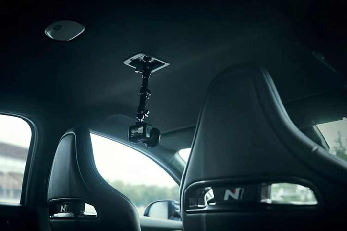 Hãng chỉ cung cấp một tùy chọn bổ sung duy nhất – cửa sổ trời Vision Roof, với giá 1.250 bảng Anh. Ngoại trừ màu trắng Serenity White, tất cả các màu khác (Performance Blue, Abyss Black, Nocturne Grey metallic hoặc matte, và Nocturne Grey) đều phải trả phí, từ 750 đến 1.250 bảng Anh.