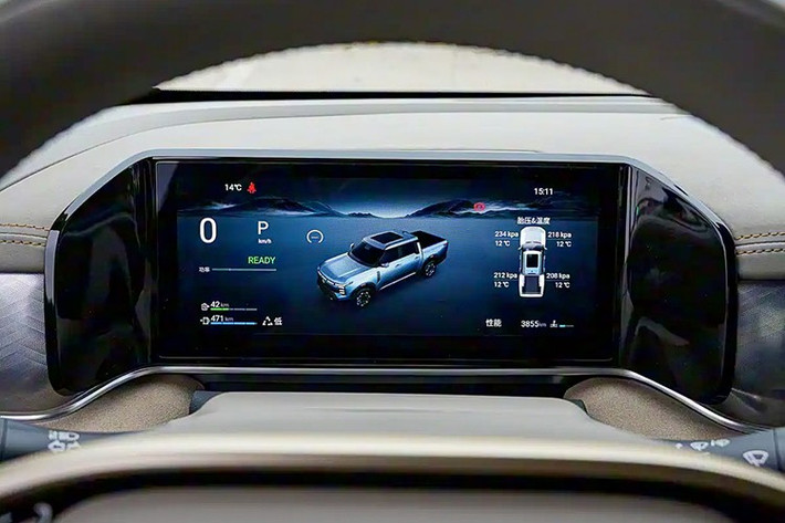 Các dải nút bấm cơ học của xe cho các chức năng quan trọng, hệ thống âm thanh JLA 12 loa. Vật liệu được chọn đa số là da mềm, ngoài ra còn có cửa sổ trời cỡ lớn. Hướng thiết kế này mang lại cảm giác khác biệt và cao cấp hơn so với nhiều mẫu bán tải truyền thống.