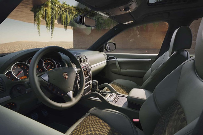 Anh cũng yêu cầu giữ nguyên móc kéo trailer vì mơ ước một ngày kéo chiếc Airstream lướt qua sa mạc gần Dubai. Điểm nhấn phần hông xe là đi bộ lốp địa hình.