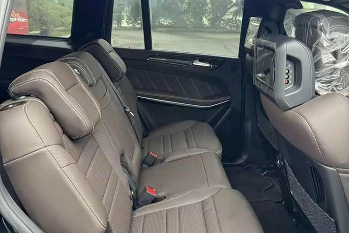 Với kích thước lớn, GLS 63 AMG có tới 7 chỗ ngồi cùng khoảng không gian cho hàng ghế thứ 2 rộng rãi. Hàng ghế này cũng đầy đủ tiện nghi với hệ thống sưởi cùng chức năng gập lưng ghế bằng 1 nút bấm Easy-Entry, dù lưng ghế hơi thấp. Đương nhiên, một chiếc xe ở đẳng cấp như GLS 63 AMG không thể thiếu vắng hệ thống điều hòa không khí tự động đa vùng.