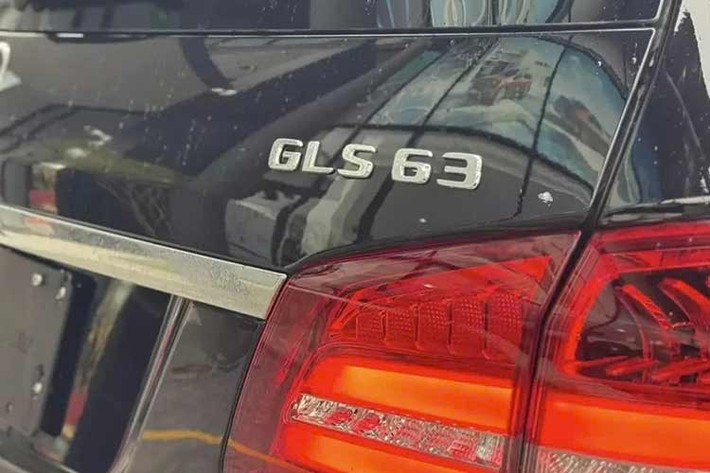 Phiên bản nâng cấp được ra mắt vào tháng 11/2015 và bắt đầu sản xuất từ ​​tháng 1 năm 2016. Dòng xe GL-Class được đổi tên thành GLS để phù hợp với sơ đồ đặt tên mới của Mercedes-Benz. Ngoại thất giờ đây có đèn hậu LED hoàn toàn và mặt trước được sửa đổi với đèn pha, lưới tản nhiệt và cản trước LED được cập nhật.