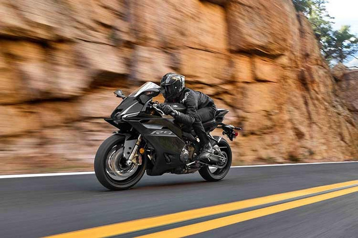 Hệ thống hỗ trợ "đề-pa" cũng có mặt, trong khi ABS có thể bị vô hiệu hóa để sử dụng trên đường đua. Hệ thống sang số nhanh hai chiều thế hệ thứ ba cung cấp hai cài đặt sử dụng, trong khi hệ thống kiểm soát hành trình và cảnh báo giới hạn tốc độ là tiêu chuẩn.