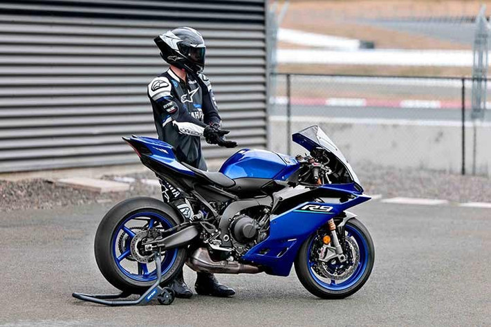 Yamaha Việt Nam phân phối R9 tại Việt Nam với giá 339 triệu đồng và 2 màu xanh hoặc đen. Con số này khiến nó trở thành mẫu supersport phân khối lớn dưới 1.000cc rẻ thứ nhì được phân phối chính hãng tại Việt Nam, đắt hơn Kawasaki Ninja ZX-6R (299 triệu đồng) nhưng rẻ hơn loạt đối thủ châu Âu như Ducati Panigale V2 hay Aprilia RS 660.