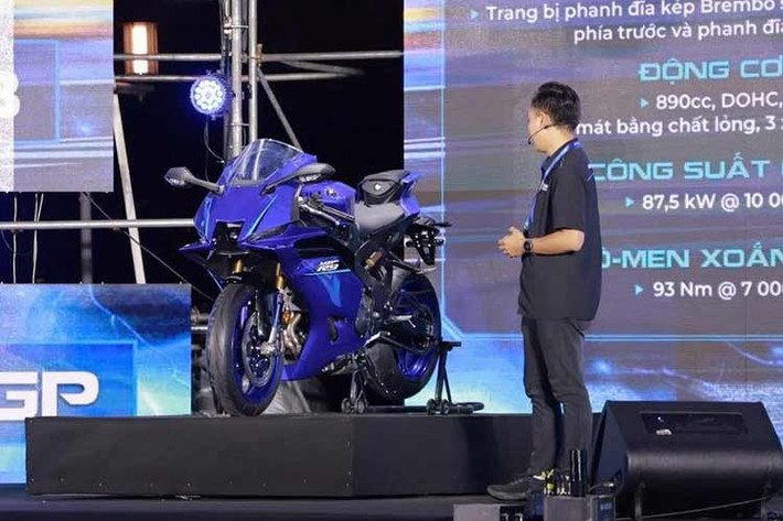 Đúng như tên gọi, có thể coi Yamaha R9 2026 là bản sport của MT-09. Về thiết kế, mẫu xe thể thao ba xi-lanh thừa hưởng thiết kế tiên phong từ những người anh em khác thuộc dòng R-Series với những đường nét góc cạnh và săn chắc, nhấn mạnh sự cơ bắp của đầu xe. Các phần phụ khí động học xác định hình dạng phía trước, với cánh gió đối xứng hai bên.