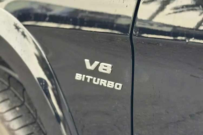 Các số đo cơ bản của Mercedes-Benz GLS bao gồm chiều dài tổng thể 5.130 mm, rộng 1.982 mm, cao 1.850 mm và chiều dài cơ sở 3.075 mm. So với phiên bản tiêu chuẩn, GLS63 AMG sở hữu nhiều nâng cấp ấn tượng ở ngoại thất như cản va trước thiết kế lại thể thao hơn. Cốp sau hoạt động bằng điện có thể đóng lại chỉ bằng một nút bấm hoặc sử dụng chìa khoá thông minh từ xa (key fob).