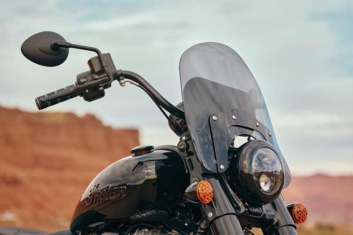 Xe được trang bị tiêu chuẩn yên solo, trong khi yên phụ, tựa lưng và yên đôi kích thước lớn được cung cấp dưới dạng phụ kiện tùy chọn, phục vụ nhu cầu di chuyển hai người hoặc touring đường dài.