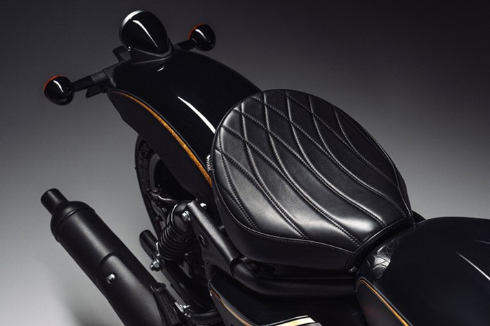 Đi kèm là một bản in nghệ thuật phiên bản giới hạn, có chữ ký tay của Rough Crafts trên mỗi xe – chi tiết khẳng định giá trị sưu tầm, nhưng không biến chiếc mô tô này thành món đồ trưng bày trong bảo tàng.