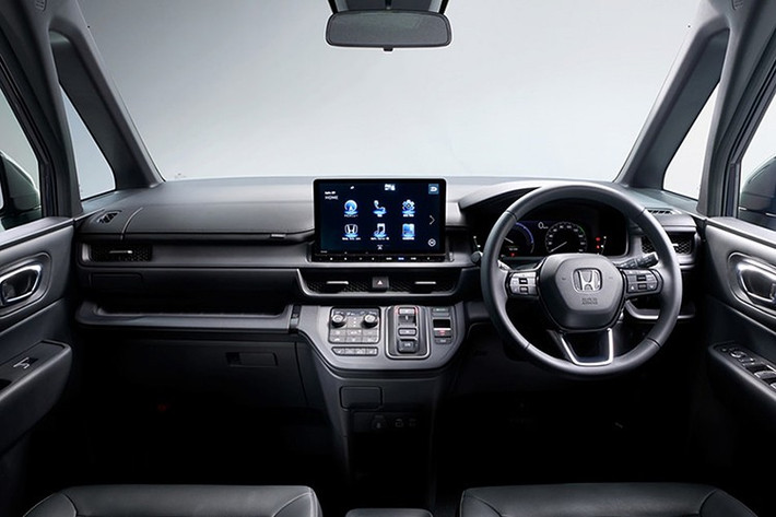 Không gian nội thất của xe được bố trí theo cấu hình 7 chỗ ngồi dạng 2-2-3, với hàng ghế giữa là hai ghế thương gia tách biệt, đi kèm bệ đỡ chân và khả năng trượt linh hoạt. Hàng ghế thứ ba có thể gập phẳng xuống sàn để mở rộng khoang hành lý, phục vụ nhu cầu sử dụng đa dạng cho gia đình hoặc dịch vụ cao cấp.