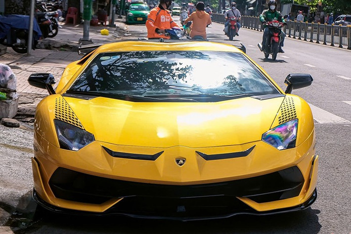 Về tiểu sử của chiếc siêu xe giới hạn Lamborghini Aventador SVJ này, xe được khui công tại Việt Nam vào ngày 20 tháng 11 năm 2020, sau đó, 1 đại gia bí ẩn ở Gò Vấp, người sau này rất nổi tiếng khi mua McLaren 765LT và Ferrari SF90 Stradale đầu tiên ở Việt Nam, hay Porsche 918 Spyder, đã mang về.