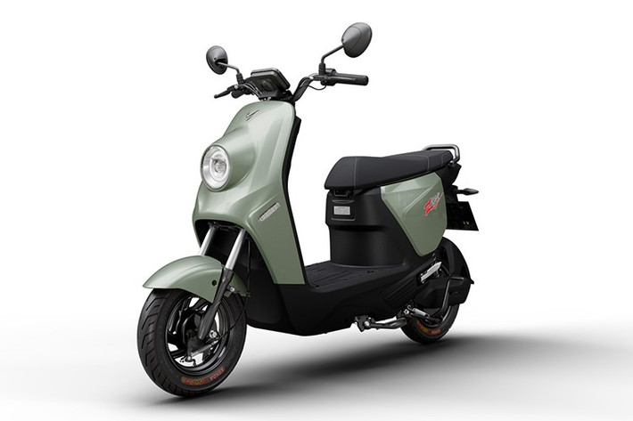 VinFast ZGoo sở hữu kiểu dáng thanh lịch, phi giới tính với đuôi xe phá cách, kết hợp hài hòa với những đường nét cổ điển của cụm đèn tròn ở phía đầu xe. ZGoo có kích thước dài, rộng, cao lần lượt là 1.720 x 700 x 1.050 mm.