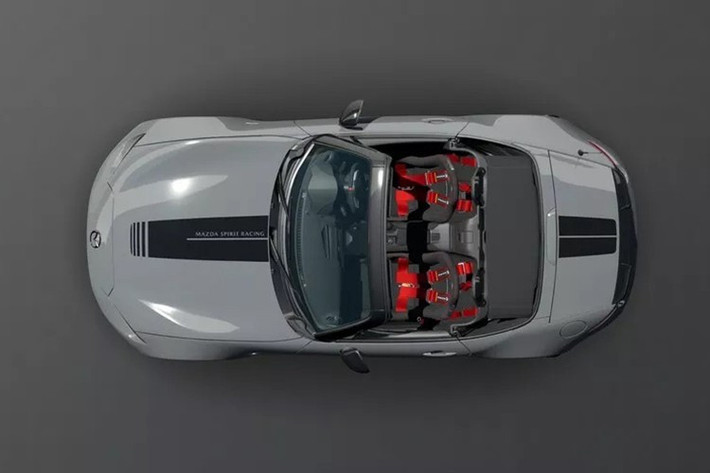 Mazda MX-5 Spirit Racing Roadster chỉ có tuỳ chọn hộp số sàn 6 cấp, hệ dẫn động cầu sau, bộ giảm xóc Bilstein với những thay đổi đặc biệt.
