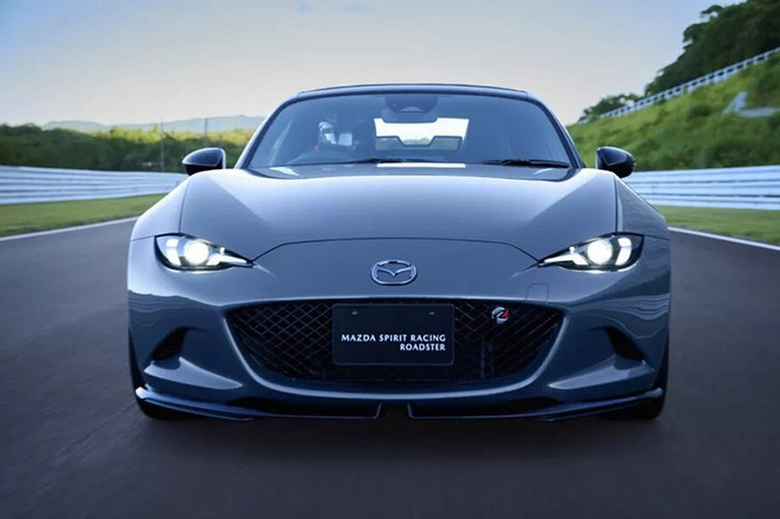 Trong khi đó, phiên bản Roadster 12R chỉ sản xuất giới hạn 200 xe cho thị trường Nhật Bản kèm giá bán khởi điểm 7,612 triệu yen (khoảng 49.700 USD quy đổi 1,3 tỷ đồng).