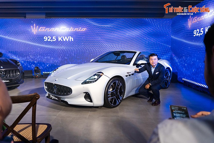 Maserati GranCabrio Folgore vừa chính thức ra mắt tại Việt Nam là mẫu xe mui trần thuần điện đầu tiên trong phân khúc xe sang toàn cầu. Đây được coi là phiên bản mui trần của mẫu coupe GranTurismo Folgore hiện hành, khi nó gần như thừa hưởng mọi tinh hoa từ "người anh em" của mình.