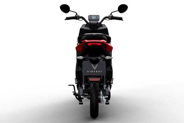 Cả hai mẫu xe máy điện mới đều được VinFast trang bị động cơ Inhub có công suất tối đa 1.100W, đạt chuẩn chống nước IP67. Tốc độ tối đa được giới hạn ở mức 39 km/h (chế độ Sport) và 30 km/h (chế độ Eco), giúp đảm bảo an toàn khi lưu thông trên đường và không yêu cầu bằng lái, phù hợp với mọi khách hàng.