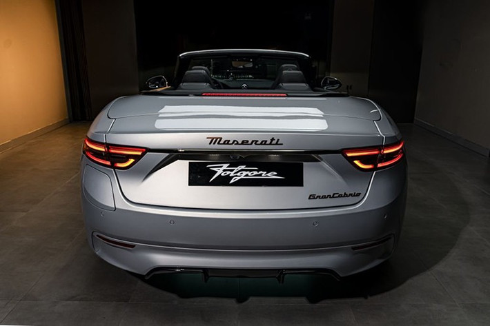 Điểm nổi bật trong thiết kế của Maserati GranCabrio Folgore nằm ở hệ thống mui mềm có thể đóng/mở trong 14–16 giây ngay cả khi xe đang di chuyển ở tốc độ lên đến 50 km/h. Người dùng có thể lựa chọn nhiều màu sắc mui khác nhau, khẳng định cá tính riêng và phong cách sống phóng khoáng.