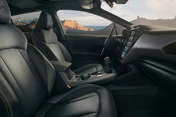 Cabin xe giữ nguyên như phiên bản Crosstrek tiêu chuẩn, trang bị đèn LED toàn bộ, ghế trước chỉnh điện và sưởi, vô lăng sưởi, giá nóc và hệ thống định vị tích hợp.