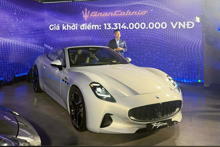 Mức giá xe Maserati GranCabrio Folgore bán ra chính hãng tại Việt Nam khởi điểm là 13,314 tỷ đồng. Theo đại diện Maserati Việt Nam cho biết, việc giới thiệu Grecale Folgore và GranCabrio Folgore nằm trong kế hoạch mở rộng hệ sinh thái xe điện cao cấp, bao gồm xây dựng hạ tầng sạc, dịch vụ hậu mãi chuyên biệt và nhiều giải pháp hỗ trợ trải nghiệm người dùng...