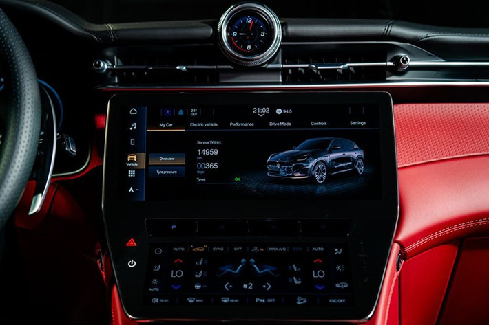 Khoang lái của Grecale Folgore được trang bị hệ thống màn hình kép gồm màn hình trung tâm 12.3 inch, màn hình tiện nghi 8.8 inch cùng buồng lái kỹ thuật số 12.3 inch.