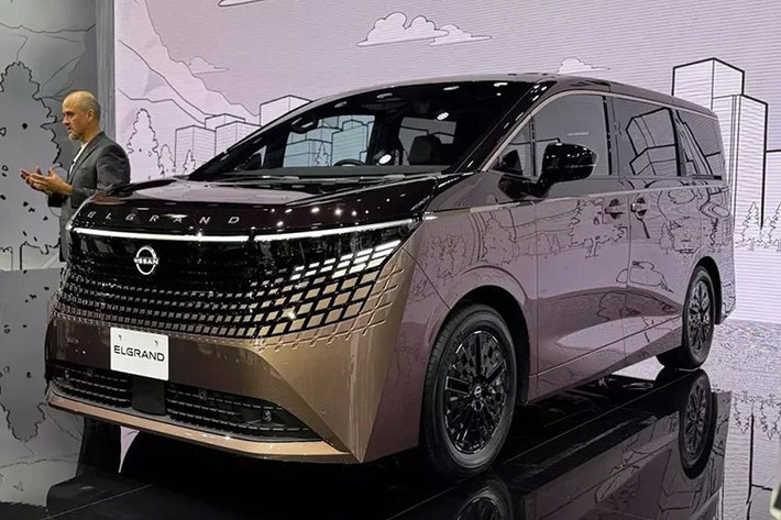 Nissan Elgrand 2026 mới đã chính thức trở lại với màn ra mắt tại Triển lãm Japan Mobility Show 2025 hiện đang diễn ra ở Nhật Bản. Mẫu MPV hạng sang mới này dự kiến sẽ được bán tại thị trường nội địa Nhật Bản vào mùa hè năm sau.