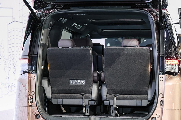 Nissan Elgrand sở hữu hệ thống truyền động hybrid nối tiếp có tên e-Power quen thuộc và hệ dẫn động bốn bánh điện tử e-4orce cải tiến, tương tự trang bị của X-Trail. Xe sử dụng động cơ xăng 3 xi-lanh, tăng áp, dung tích 1.5L làm máy phát điện, đi kèm hệ thống điện “5 trong 1” gồm mô-tơ, máy phát, bộ nghịch lưu, bộ tăng áp và bộ đảo chiều, cộng thêm mô-tơ điện ở cầu sau.