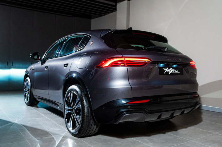 Grecale Folgore được trang bị bốn chế độ lái là: Max Range, GT, Sport và Offroad, giúp người dùng linh hoạt thích ứng với từng điều kiện vận hành. Đặc biệt, chế độ Max Range tối ưu hóa năng lượng để mang lại quãng đường di chuyển xa nhất cho mỗi lần sạc.