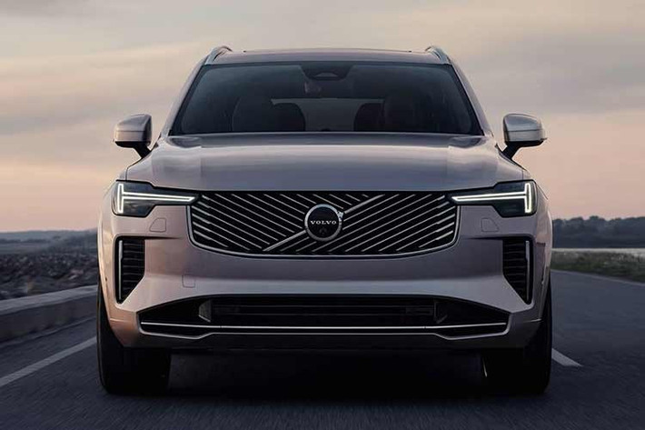 Nếu đúng có mức giá như dự kiến, Volvo XC90 có giá khởi điểm thấp hơn hẳn các mẫu xe sang cùng phân khúc như BMW X5 (không dưới 4 tỷ đồng) hay Audi Q7 (gần 3,8 tỷ đồng). Mức giá dự kiến mới này đang về gần hơn với Lexus RX (vừa được hạ giá khởi điểm còn hơn 3,3 tỷ đồng).