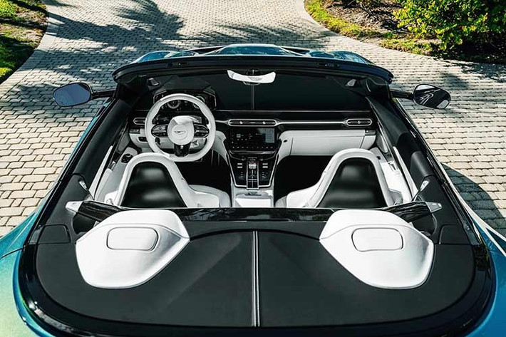 Ghế ngồi bọc da cao cấp màu trắng Glacier White, đi kèm với các đường chỉ tương phản màu xanh Pale Blue. Logo của phiên bản đặc biệt được thêu tỉ mỉ tại tựa đầu mỗi ghế.