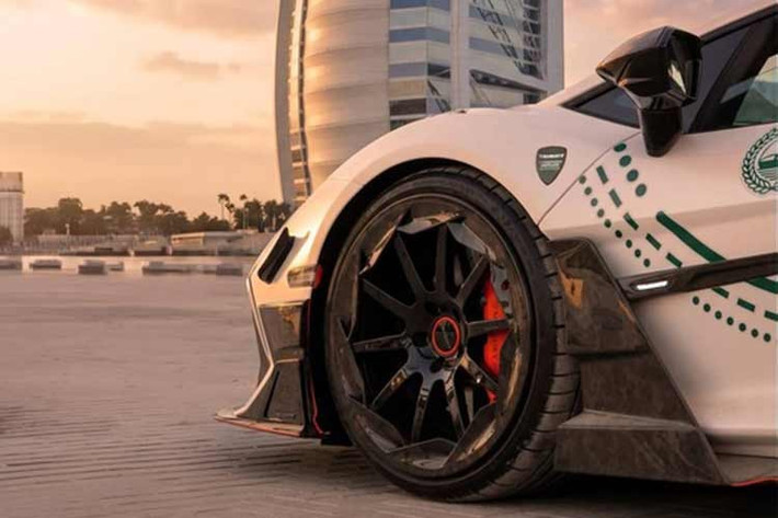 Tốc độ tối đa của mẫu siêu xe tuần tra Lamborghini Revuelto này được công bố ở mức 354 km/h. Toàn bộ các nâng cấp đều được tính toán kỹ lưỡng để không làm ảnh hưởng đến sự ổn định của hệ thống truyền động lai điện phức tạp trên xe.