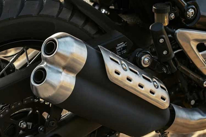 Trang bị an toàn được chú trọng với hệ thống phanh đĩa đơn trước - sau, trong đó phía trước sử dụng heo phanh radial bốn piston kẹp đĩa 320 mm, phía sau là heo phanh một piston đi kèm đĩa 230 mm.